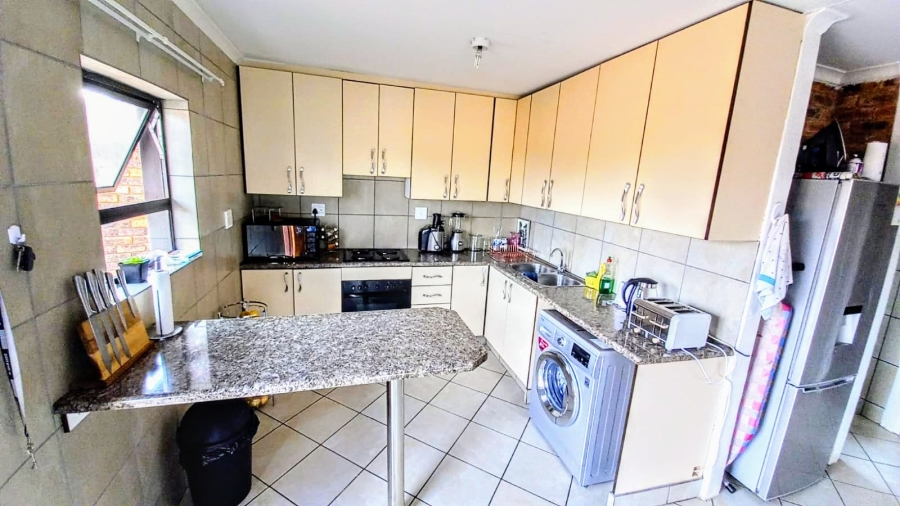 To Let 2 Bedroom Property for Rent in Brackendowns Gauteng