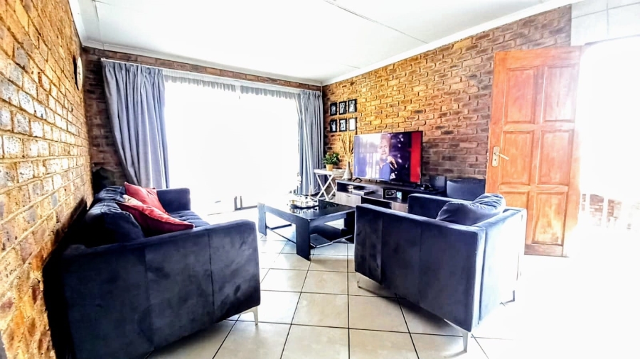 To Let 2 Bedroom Property for Rent in Brackendowns Gauteng