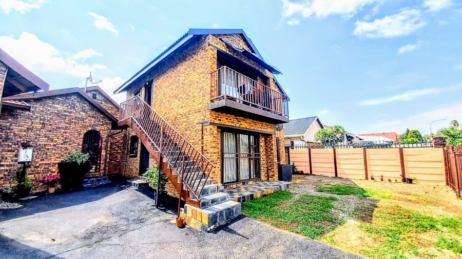 To Let 2 Bedroom Property for Rent in Brackendowns Gauteng