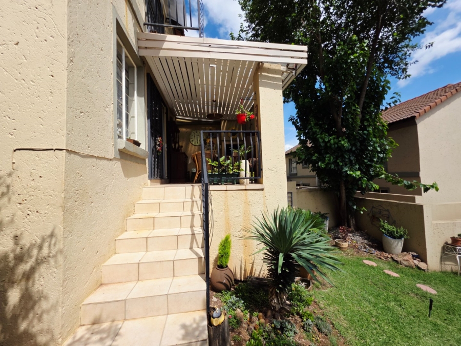 2 Bedroom Property for Sale in La Montagne Gauteng