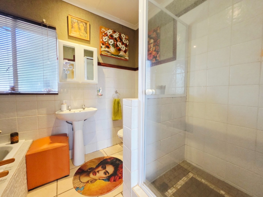 2 Bedroom Property for Sale in La Montagne Gauteng