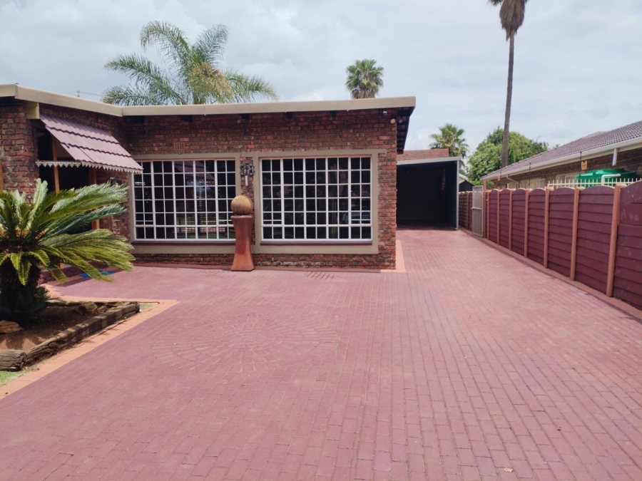 4 Bedroom Property for Sale in Petersfield Gauteng