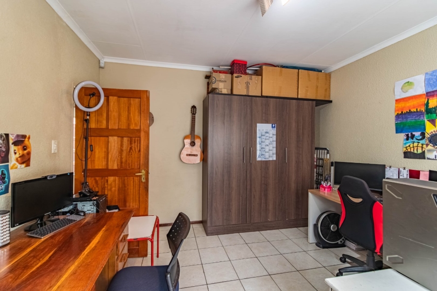 5 Bedroom Property for Sale in Eden Glen Gauteng