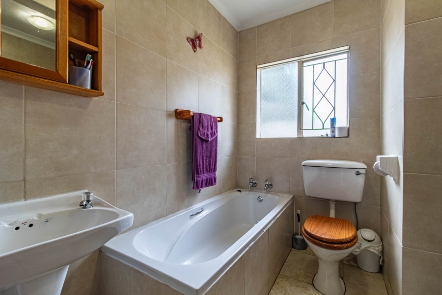 5 Bedroom Property for Sale in Eden Glen Gauteng