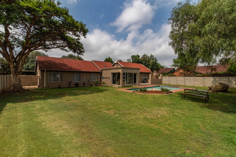 5 Bedroom Property for Sale in Eden Glen Gauteng