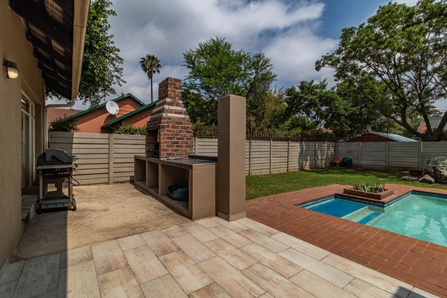 5 Bedroom Property for Sale in Eden Glen Gauteng