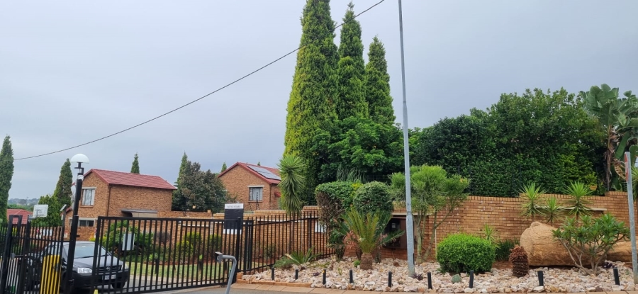 2 Bedroom Property for Sale in Honeydew Ridge Gauteng