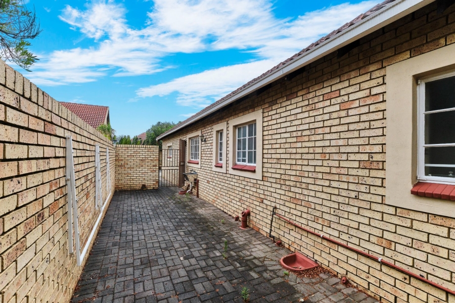 2 Bedroom Property for Sale in Wilgeheuwel Gauteng