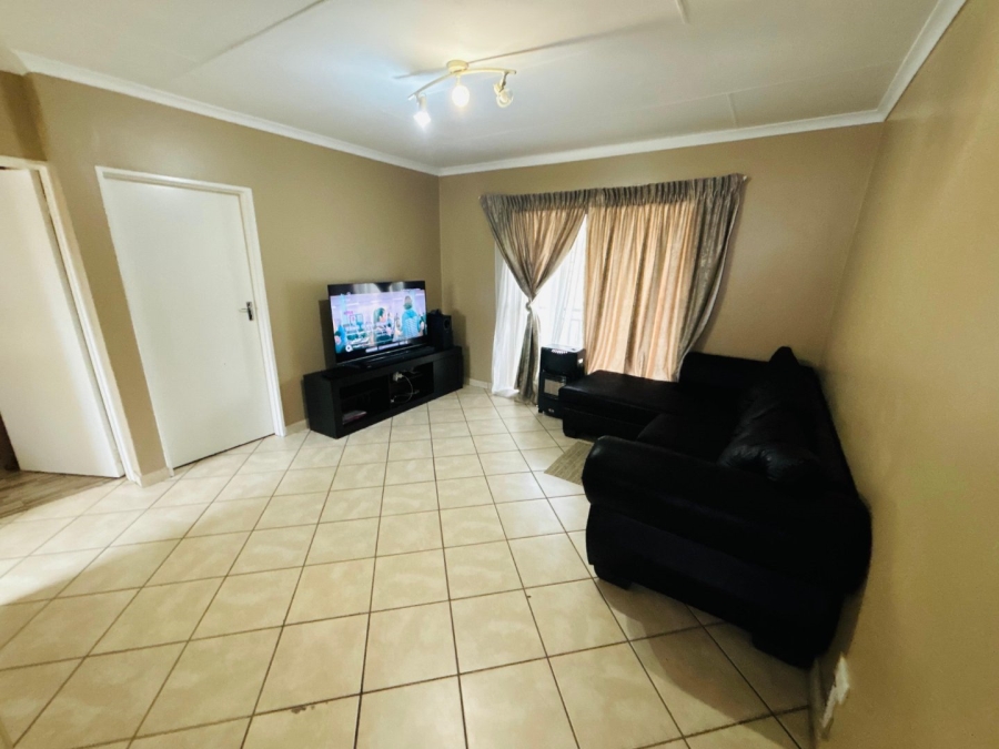 To Let 2 Bedroom Property for Rent in Buccleuch Gauteng