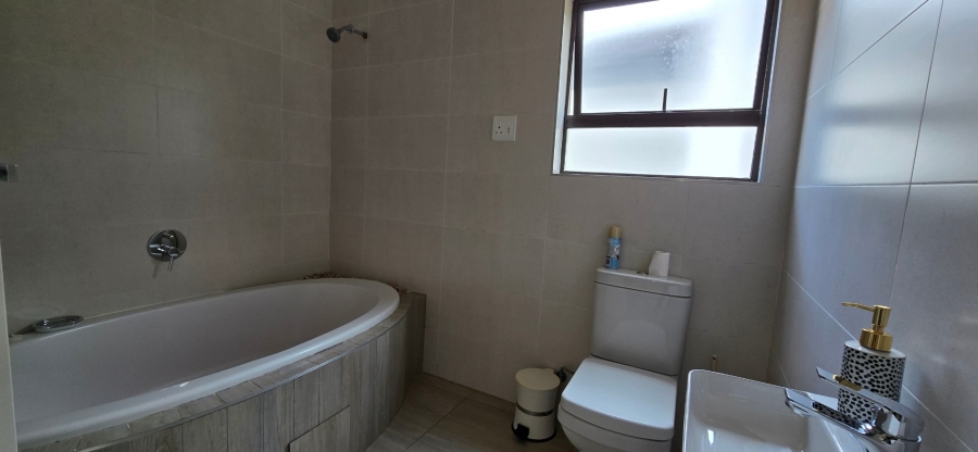 To Let 5 Bedroom Property for Rent in Aspen Hills Gauteng