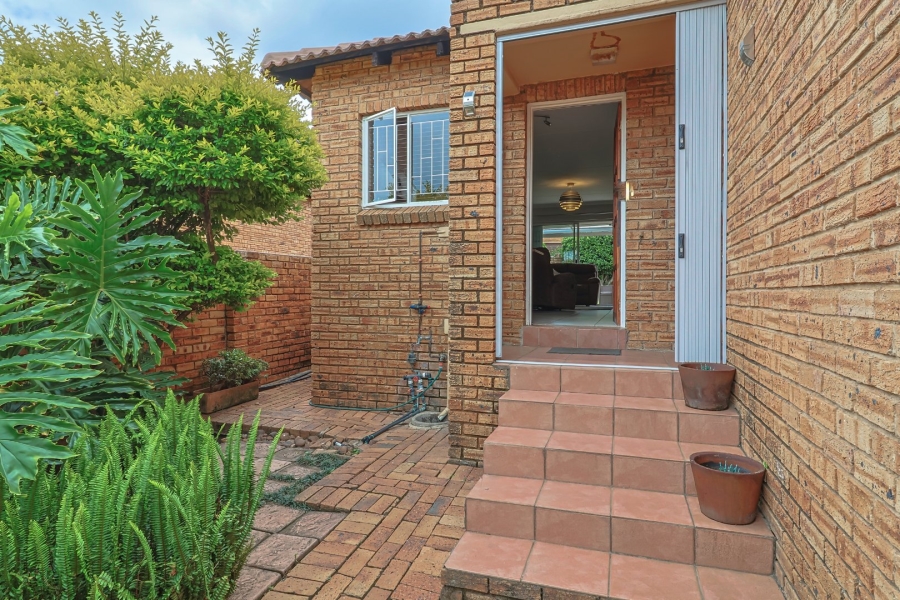 2 Bedroom Property for Sale in Wilgeheuwel Gauteng