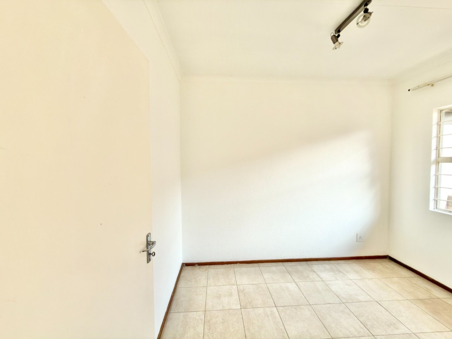 To Let 2 Bedroom Property for Rent in Linmeyer Gauteng