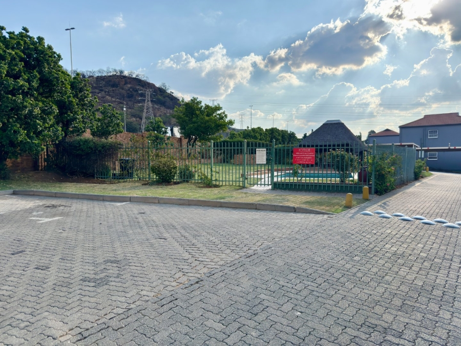 To Let 2 Bedroom Property for Rent in Linmeyer Gauteng