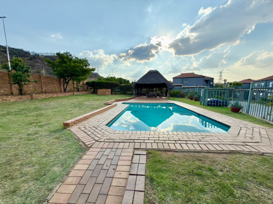 To Let 2 Bedroom Property for Rent in Linmeyer Gauteng