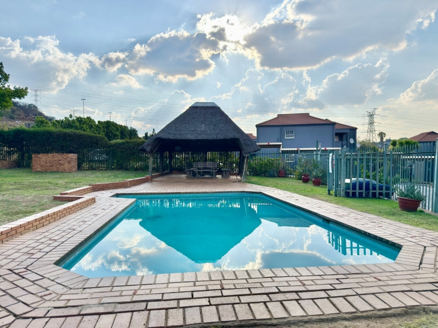 To Let 2 Bedroom Property for Rent in Linmeyer Gauteng