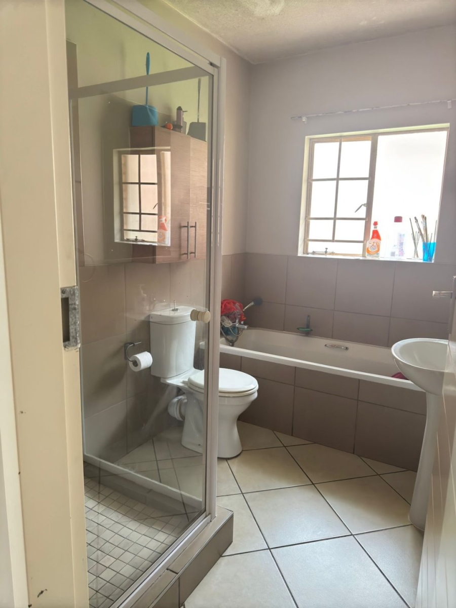To Let 2 Bedroom Property for Rent in Monavoni Gauteng