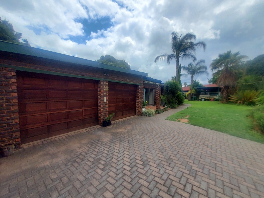 5 Bedroom Property for Sale in Hennopspark Gauteng