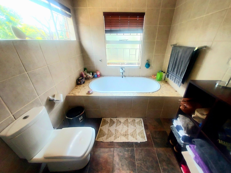 5 Bedroom Property for Sale in Hennopspark Gauteng