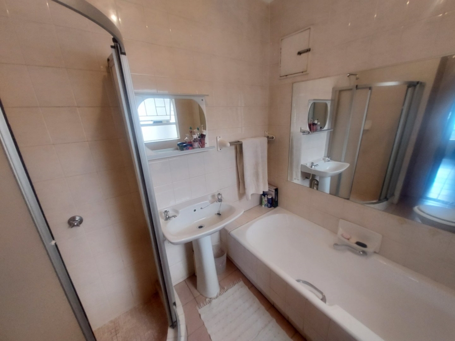 5 Bedroom Property for Sale in Hennopspark Gauteng