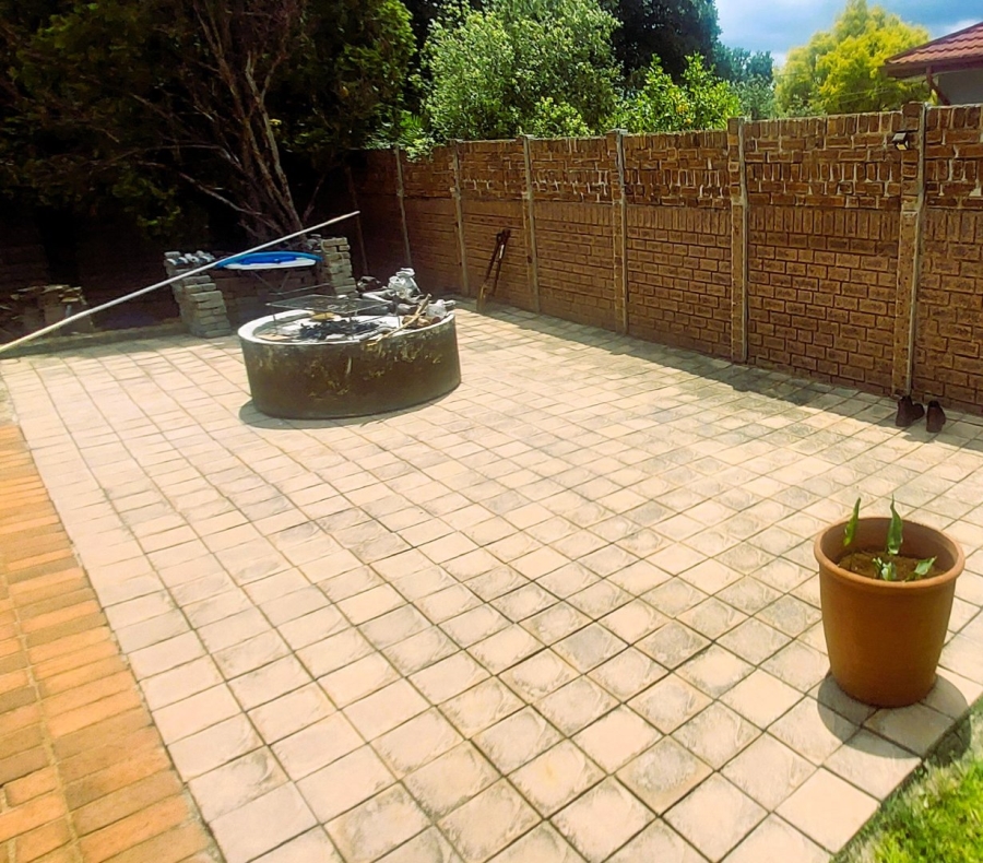 5 Bedroom Property for Sale in Hennopspark Gauteng