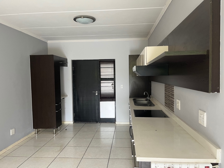 To Let 2 Bedroom Property for Rent in Fourways Gauteng