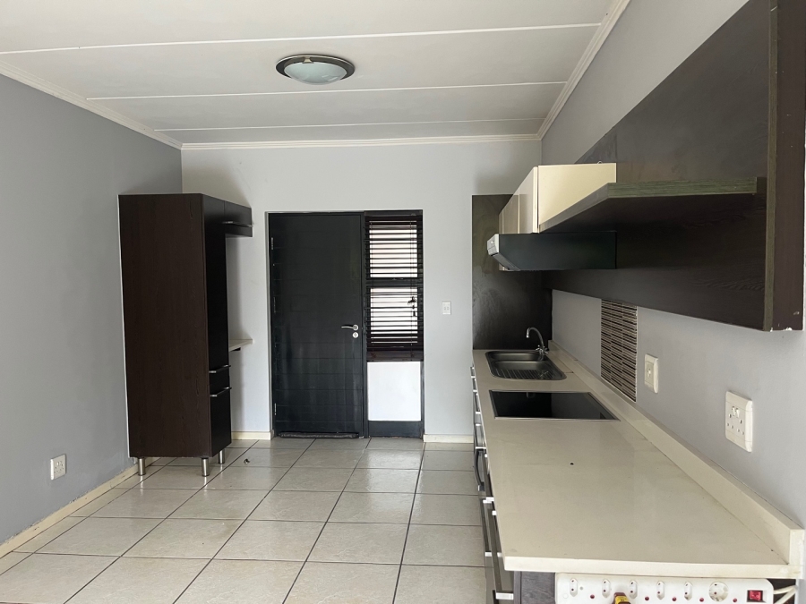 To Let 2 Bedroom Property for Rent in Fourways Gauteng