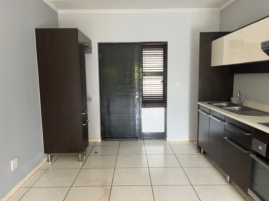 To Let 2 Bedroom Property for Rent in Fourways Gauteng