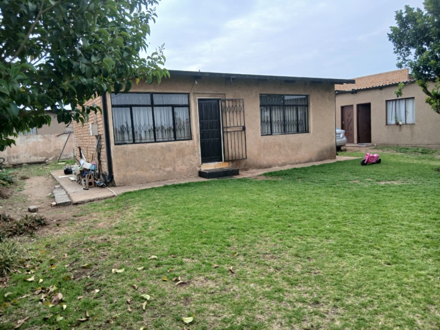 6 Bedroom Property for Sale in Naledi Gauteng