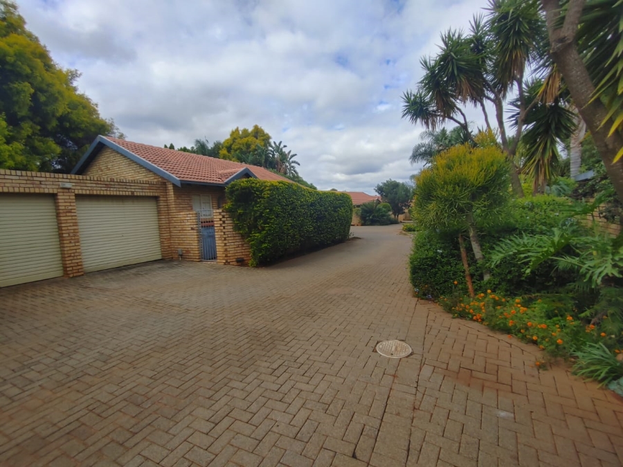2 Bedroom Property for Sale in La Montagne Gauteng