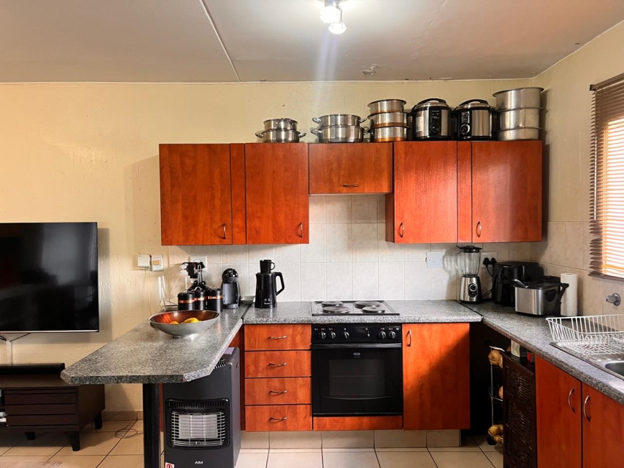 To Let 2 Bedroom Property for Rent in Greenstone Hill Gauteng