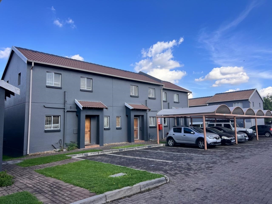 To Let 2 Bedroom Property for Rent in Greenstone Hill Gauteng