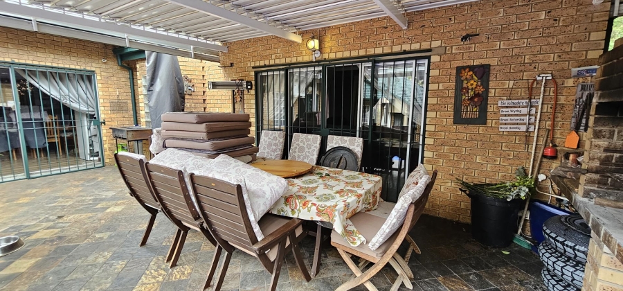 5 Bedroom Property for Sale in Moreleta Park Gauteng