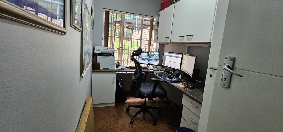 5 Bedroom Property for Sale in Moreleta Park Gauteng