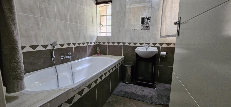 5 Bedroom Property for Sale in Moreleta Park Gauteng