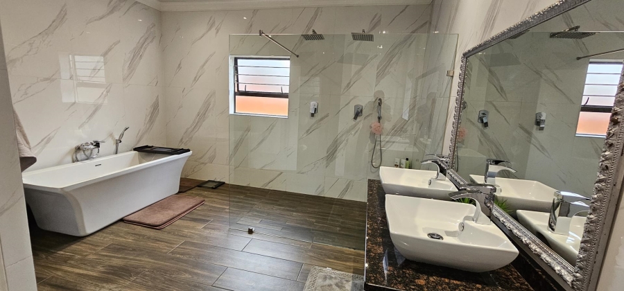 5 Bedroom Property for Sale in Moreleta Park Gauteng