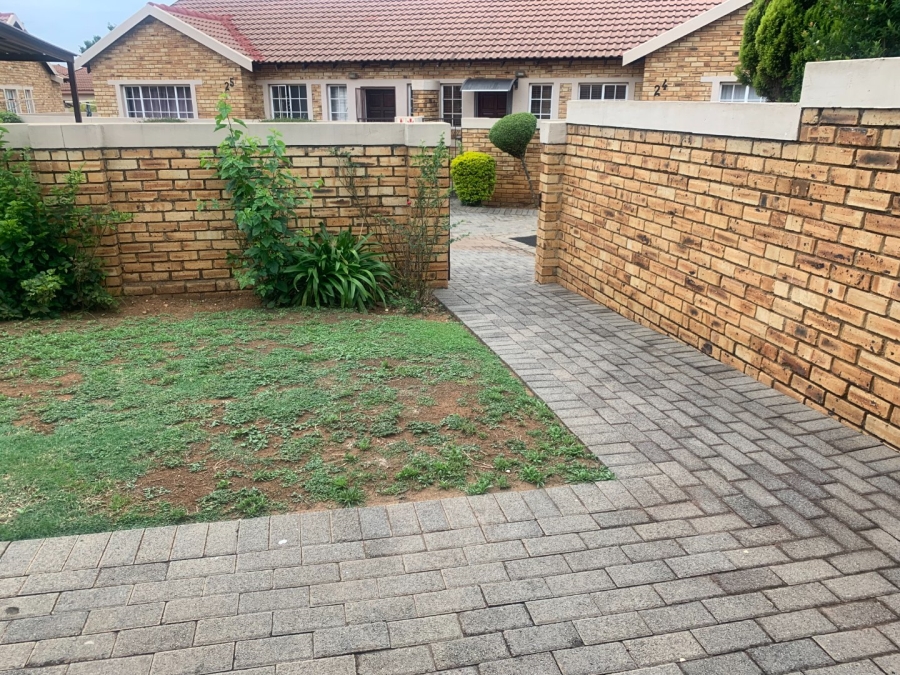 To Let 2 Bedroom Property for Rent in Heuwelsig Estate Gauteng