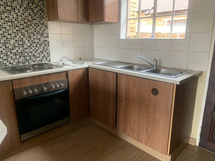 To Let 2 Bedroom Property for Rent in Heuwelsig Estate Gauteng