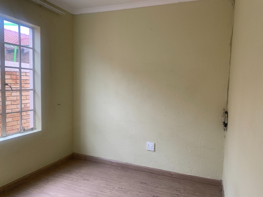 To Let 2 Bedroom Property for Rent in Heuwelsig Estate Gauteng