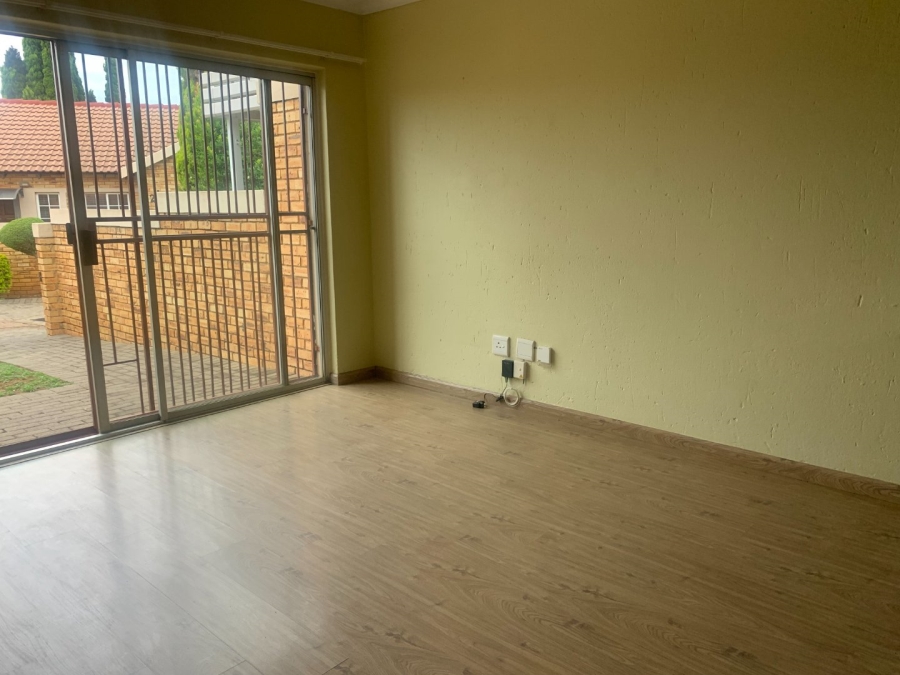 To Let 2 Bedroom Property for Rent in Heuwelsig Estate Gauteng