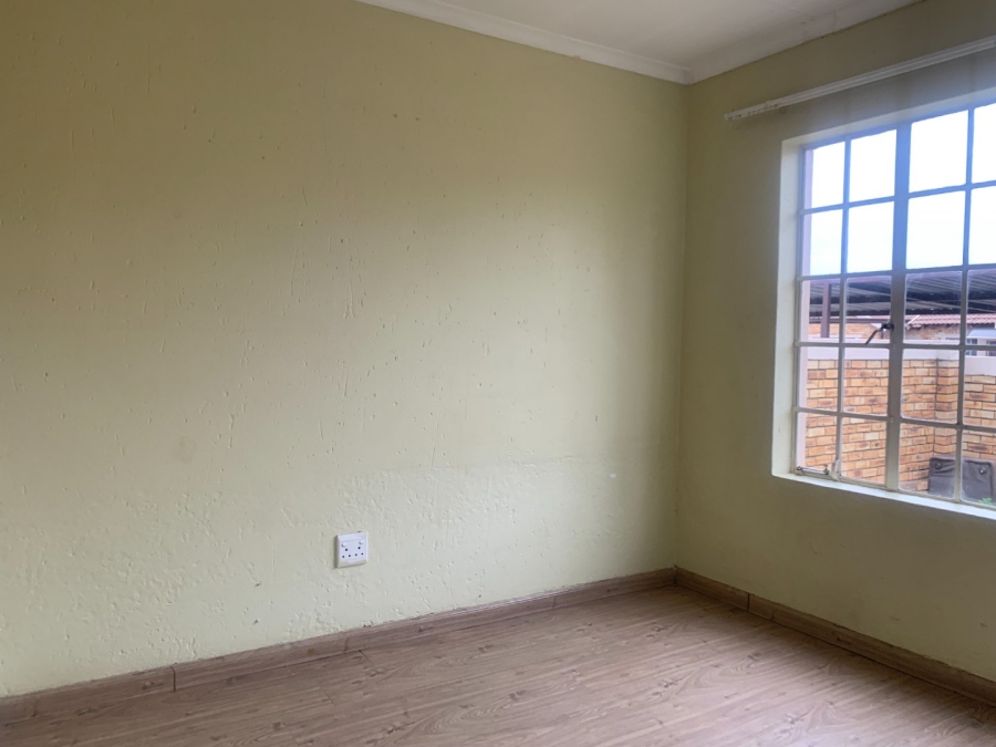 To Let 2 Bedroom Property for Rent in Heuwelsig Estate Gauteng