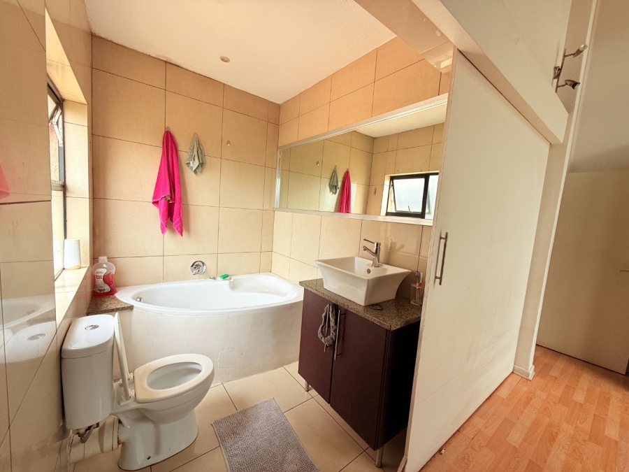  Bedroom Property for Sale in Rooihuiskraal North Gauteng