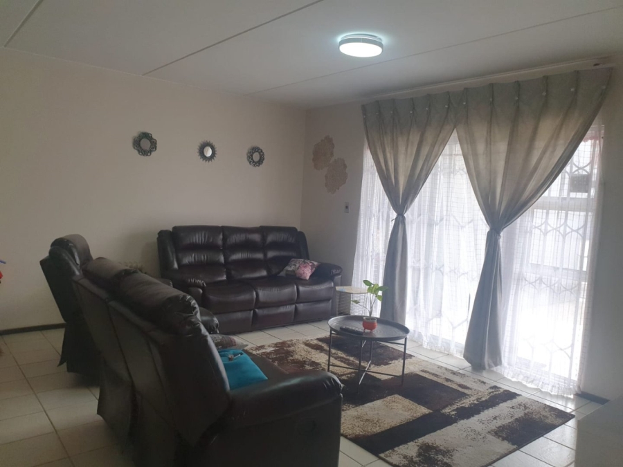 To Let 2 Bedroom Property for Rent in Bardene Gauteng