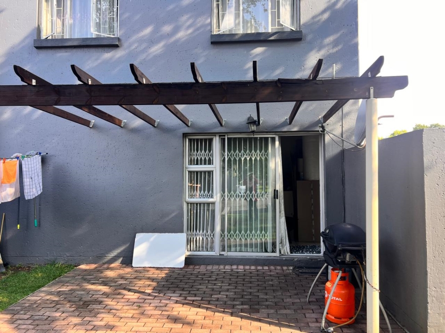  Bedroom Property for Sale in Greenstone Hill Gauteng