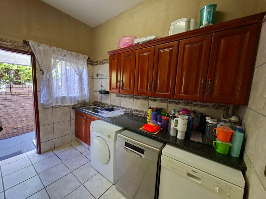 5 Bedroom Property for Sale in Moreleta Park Gauteng