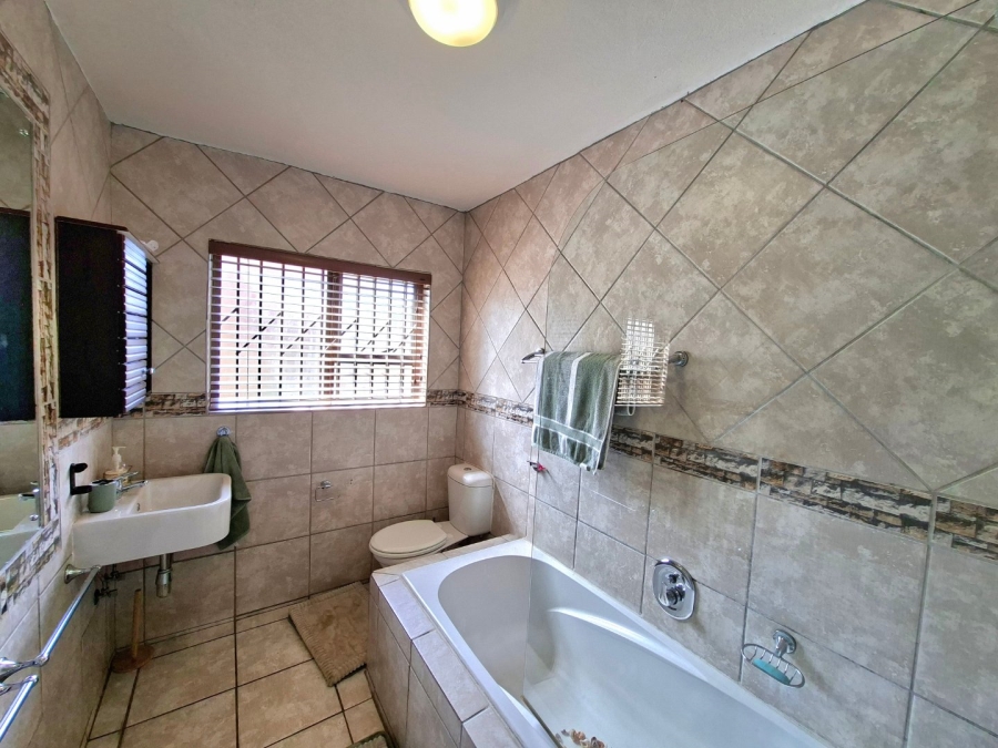 5 Bedroom Property for Sale in Moreleta Park Gauteng