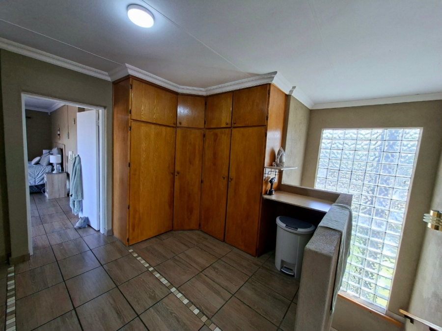 5 Bedroom Property for Sale in Moreleta Park Gauteng