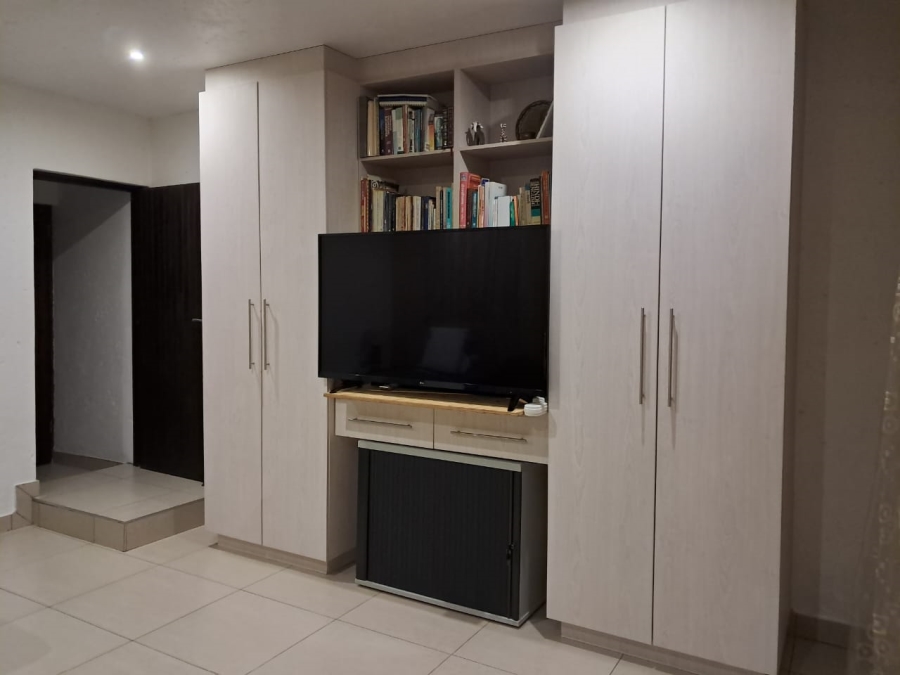 5 Bedroom Property for Sale in Blue Valley Golf Estate Gauteng