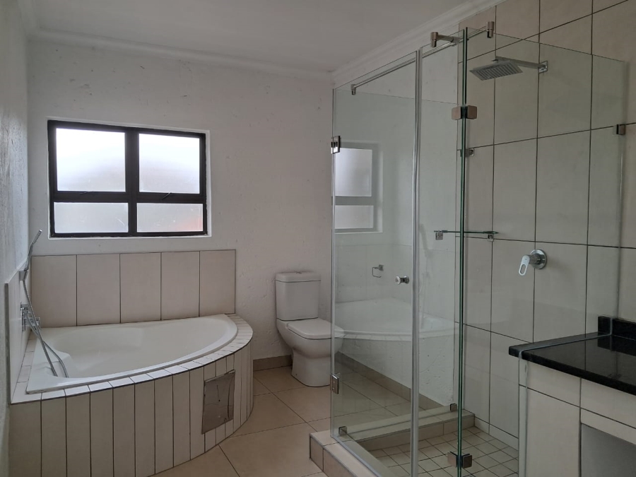 5 Bedroom Property for Sale in Blue Valley Golf Estate Gauteng