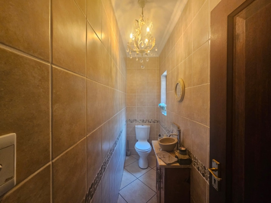 5 Bedroom Property for Sale in The Wilds Gauteng