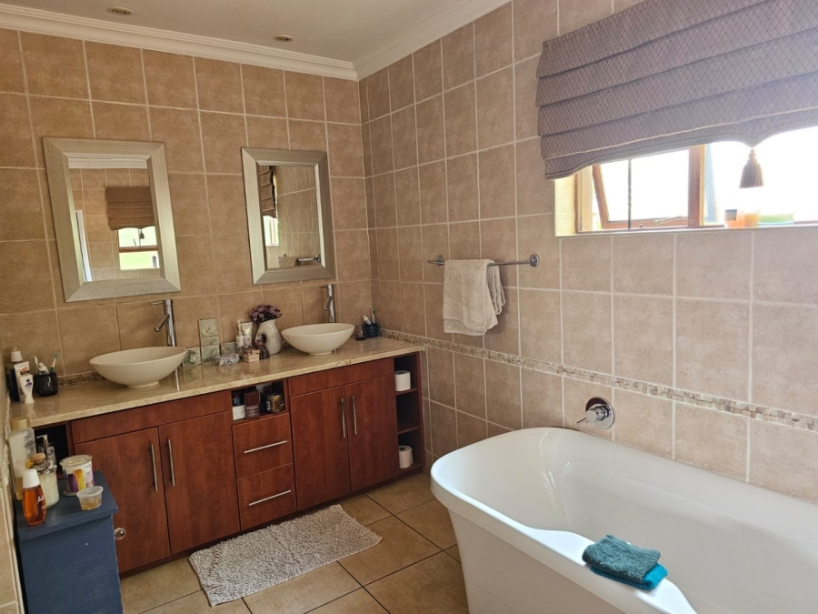 5 Bedroom Property for Sale in The Wilds Gauteng